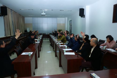 4与会委员举手表决.jpg